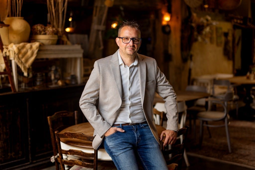 Portret van bruidsfotograaf uit Limburg, Ivo Claessens