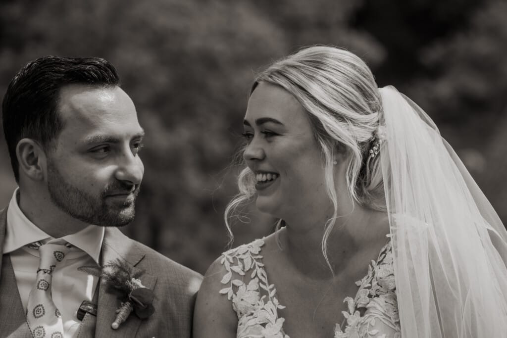 Een intens en oprecht moment tijdens de ceremonie. Een bruidspaar dat elkaar vindt in één blik, volledig in het moment, terwijl alles om hen heen even stilvalt.