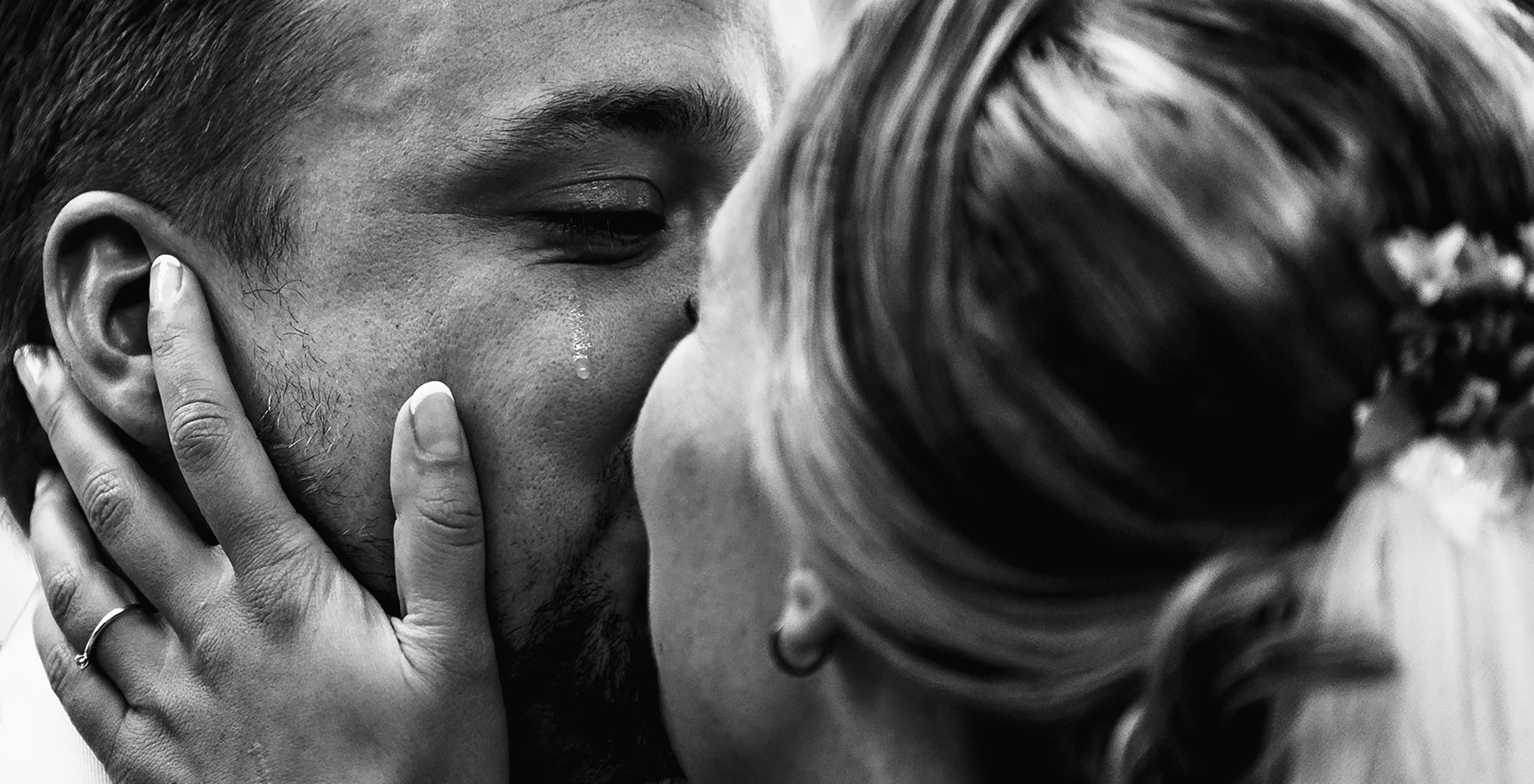 Emotionele omhelzing van het bruidspaar na het jawoord – trouwreportage in Limburg