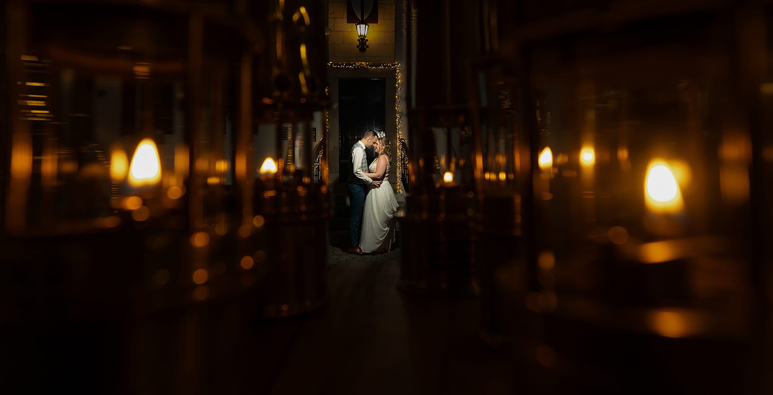 Intiem portret bij kaarslicht, bruidspaar close en puur