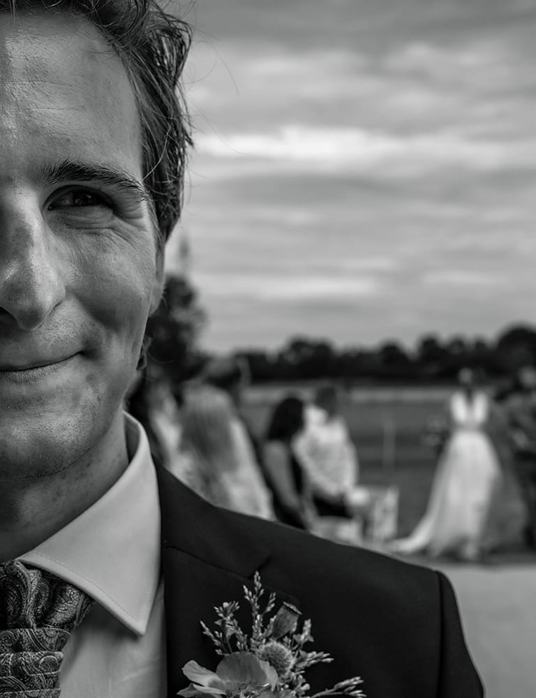 First look moment buiten in een weiland in het Limburgse landschap