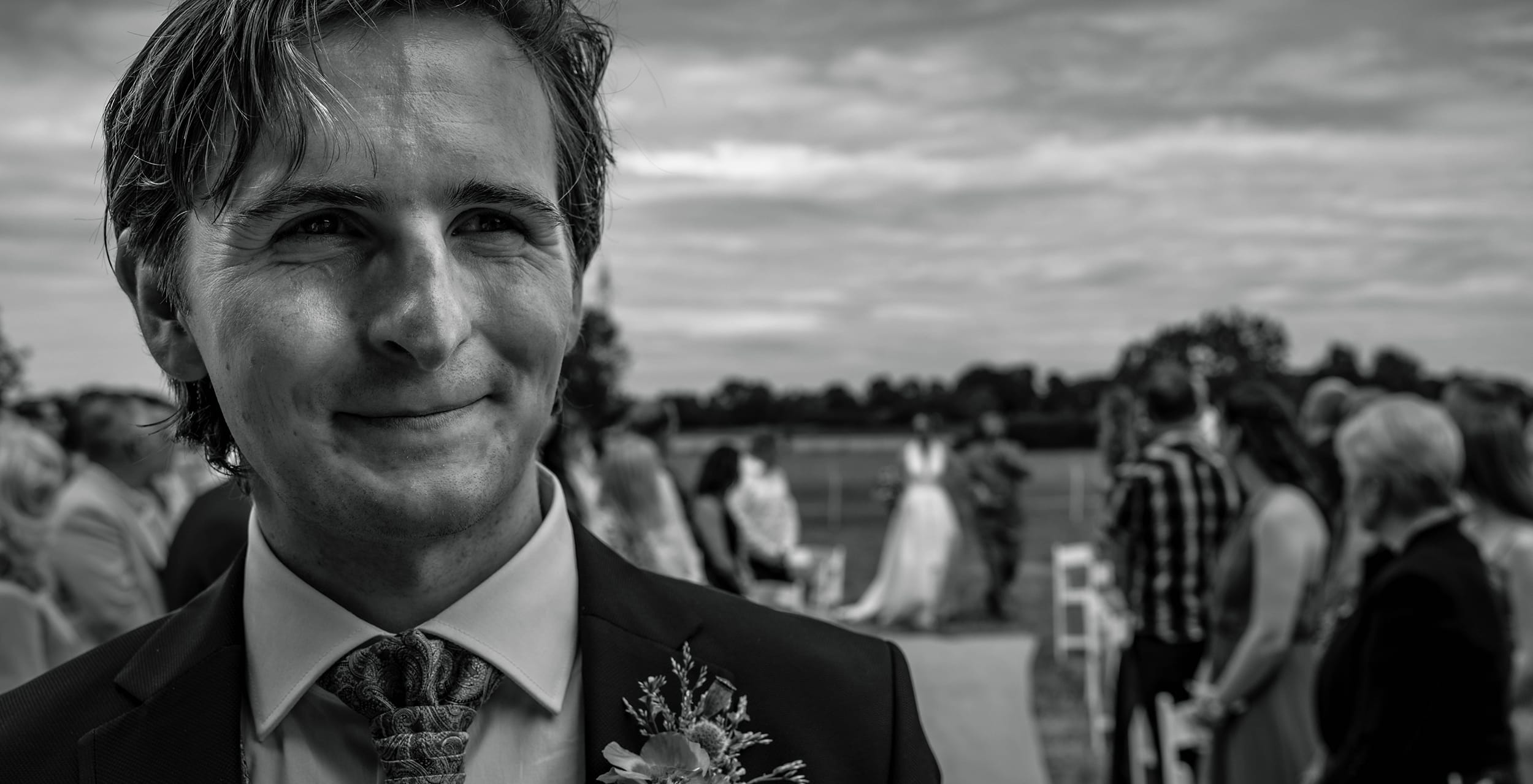 First look met emotie bij het bruidspaar – bruidsfotograaf in Limburg