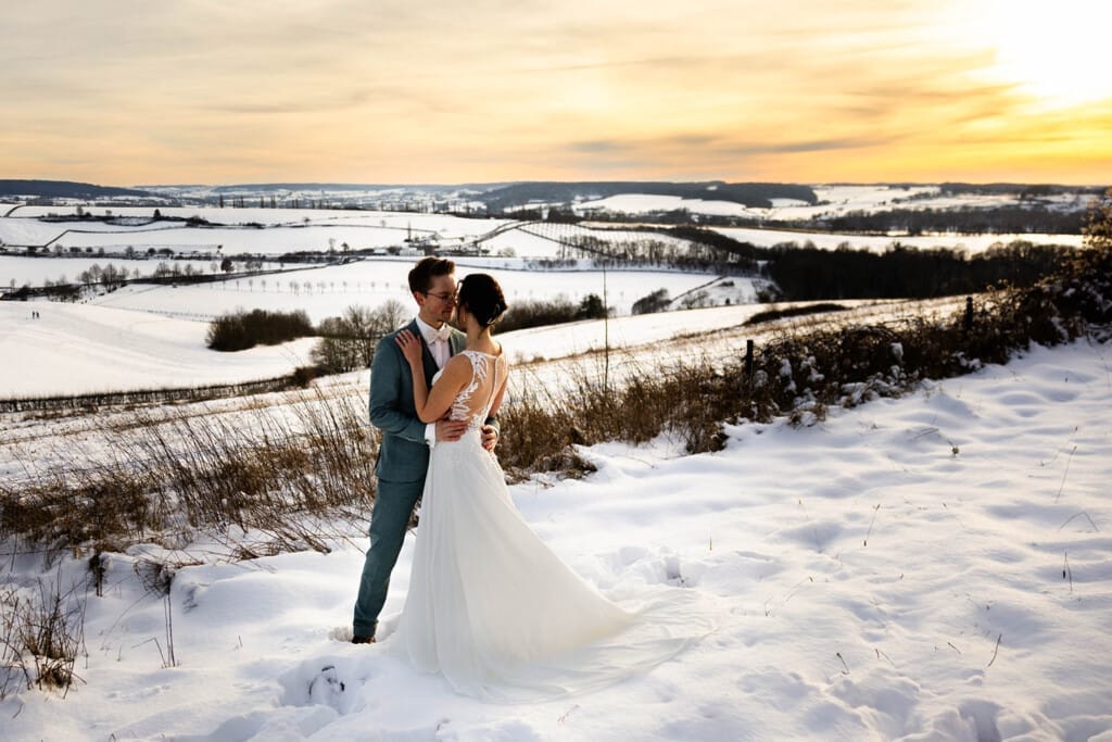 Een aanzoek midden in de winter, met vallende sneeuw en een intiem moment tussen twee geliefden. Een puur en echt moment, vastgelegd zoals het voelde, tijdens de kerstperiode.