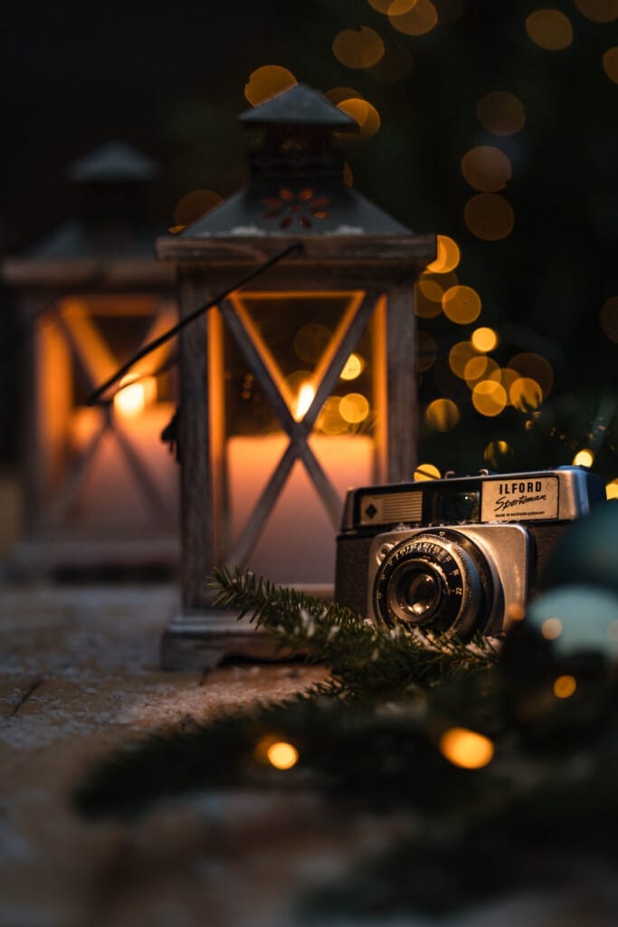 Een warm kersttafereel vol sfeer en detail. Zacht licht, winterse accenten en een setting die voelt als thuiskomen, passend bij een intiem moment rond de feestdagen.