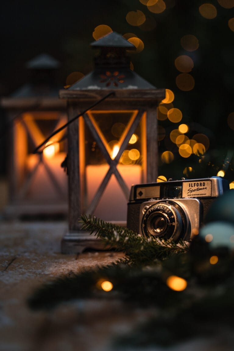 Een warm kersttafereel vol sfeer en detail. Zacht licht, winterse accenten en een setting die voelt als thuiskomen, passend bij een intiem moment rond de feestdagen.