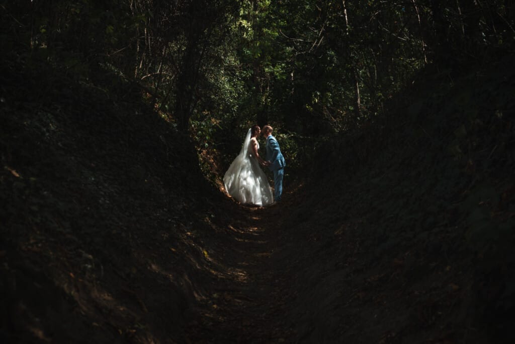 Bruidspaar lacht spontaan, echte momenten in trouwreportage