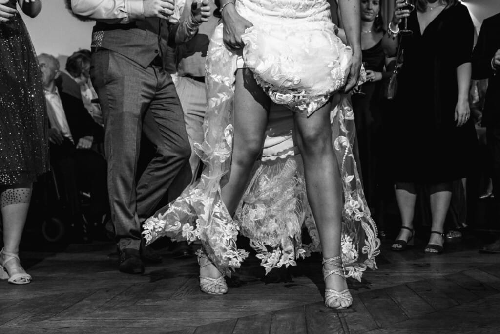 Ongedwongen trouwfoto van bruidspaar, zonder gemaakte poses