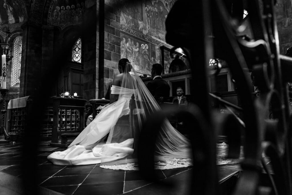 Romantisch moment tussen bruidspaar, verhalende bruidsfotografie