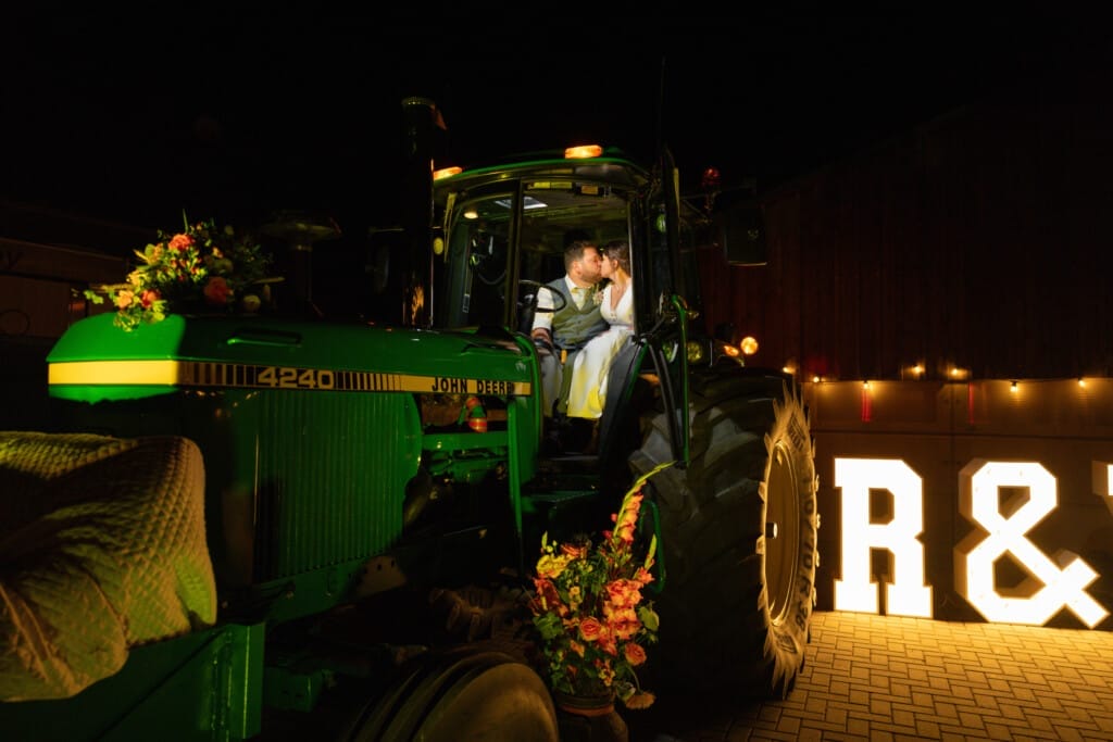 Spontane trouwfoto van bruidspaar tijdens reportage in Limburg