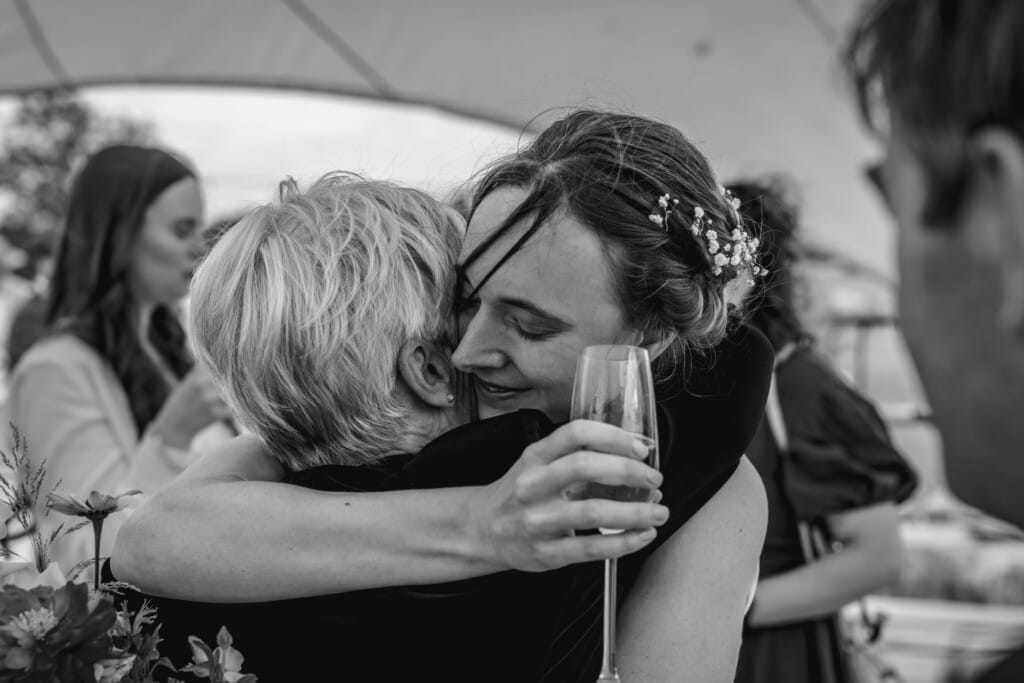 Reactie van gasten tijdens bruiloft, onopvallend gefotografeerd