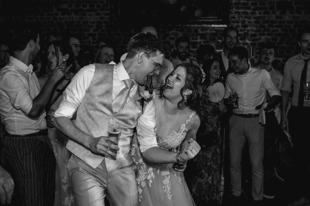 Trouwfeest foto met emotie en beweging, documentaire stijl