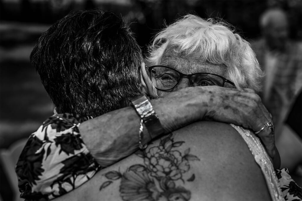 Emotionele omhelzing tussen moeder en dochter tijdens bruiloft vastgelegd door bruidsfotograaf in Limburg